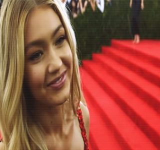 ━ Simte nevoia de a-şi vocifera gândurile, astfel că, rosteşte: „Iniţial credeam că vom merge pe; jos, dar.. cum mergem la târgul ăsta doar ca să facem eventual nişte cumpărături şi nimic mai mult, fără alt scop...probabil că, într-adevăr, trebuie să avem unde să le depozităm.”
