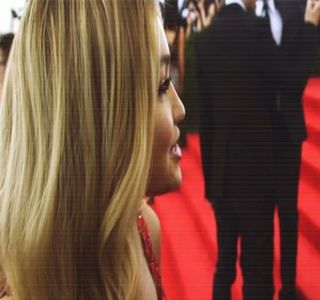 ━ Prin vorbele anterioare, scoţând cumva în evidenţă, într-o manieră subtilă, dar şi uşor; amuzantă, bineînţeles, prin accentuarea anumitor cuvinte cheie, faptul că ieşirea respectivă nu constituia o întâlnire sau altceva asemănător.
