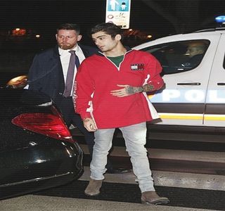 — Constatând că prelungirea conversaţiei iniţiale ar fi fost de fapt în van, decide să rămână; tăcut, dar totuşi să-i acorde ei prilejul unei manifestări dorite. În tot acest timp, sustrage cheia maşinii din buzunarul gecii pe care o foloseşte apoi doar pentru a debloca portierele maşinii.
