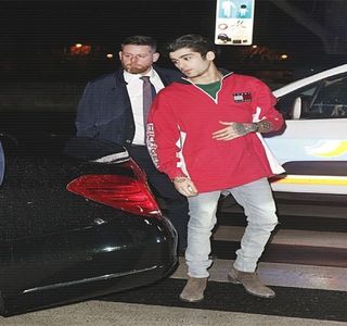 — Ulterior ocoleşte vehicului, şi mai presus se opreşte în dreptul portierei definite ca fiind cea; a şoferului. Exact în clipa în care palma lui întâlneşte mânerul portierei, auzind-o pe Gigi vociferând, atenţia i se îndreaptă spre direcţia ei, privind peste acoperişul maşinii. Percepe cu
