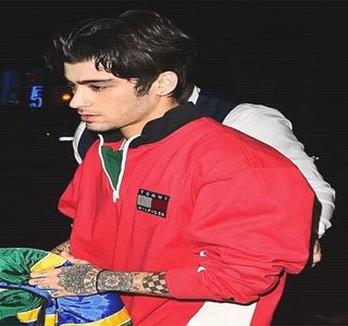 — Cu toate că cele enunţate de către el nu aveau niciun pic de legătură cu adevărata esenţă; a vorbelor ei, imediat ce pe buze îi răsare rânjetul tipic, îi face apoi cu ochiul, înainte de a deschide portiera şi de a rosti: “Urcă,” cuvânt urmat de momentul în care şi el procedează întocmai.
