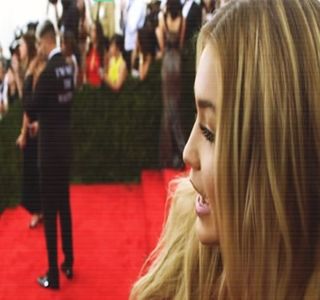 ━ La auzul îndemnului său, decide să îl urmeze, astfel că, pătrunde în interiorul maşinii,; ocupând astfel locul din dreapta, închizând în urma ei portiera. Aşadar, primul lucru pe care îl realizează este acela de a-şi trage centura, abia apoi privirea revenindu-i asupra brunetului,
