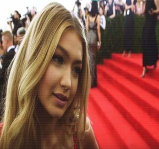 ━ Să mă tachinezi toată seara sau..?  O să mai iei şi pauze?”; Aşadar, prin aluzia respectivă; îi transmite destul de concret ideea în sine, iar pentru a răspunde totuşi curiozităţii sale, false sau nu, decide să adopte puţin din stilul său, motiv pentru care, prin intermediul unei ironii
