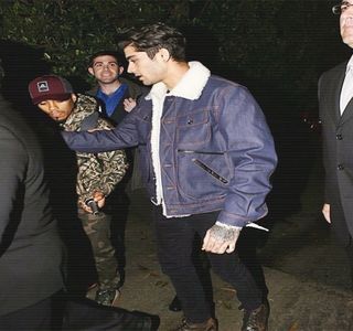 — Porneşte între timp motorul maşinii, însă cum el unul nu purta centură iar zgomotul provenit; din partea acesteia invadase pentru un scurt moment interiorul maşinii, prinde respectiva centură, de care trage apoi, însă prin spatele său, cuplând-o în final. Când spatele îi revine
