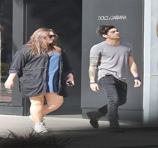 — Imediat ce blonda ripostează iar palma ei întâlneşte braţul său, pufneşte instant, ajungând; să-i arunce o inevitabilă privire înainte de a încerca suprimarea unui zâmbet amuzat, urmând să-şi refocuseze atenţia asupra drumului. Una dintre palmele prin care era susţinut volanul
