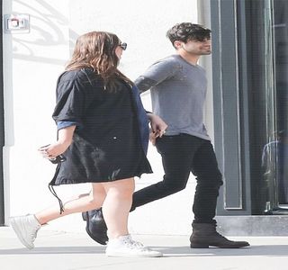 — Este coborâtă asupra schimbătorului de viteze, ocupându-se de acest aspect în timp ce; încetineşte pentru a putea pătrunde pe banda principală, printre celelalte maşini. “Ştia ea de ce mi te-a adus în vorbă seara trecută.” Constată de îndată, producând o referinţă asupra
