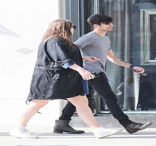 — Momentului în care, atunci când propria sa mamă îi adusese la cunoştinţă că în vecini; existau individe de vârsta lui, el acceptase şi propunerea de a-i onora pe vecini, respectiv părinţii lui Gigi, cu unica lui prezenţă. Totuşi, zâmbetul îi dispare odată ce conştientizează
