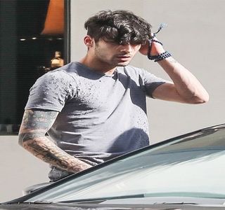 — Dar deşi buzele i se îndepărtează, parcă dorind să-i comunice acesteia altceva, pentru a; schimba subiectul, sesizează auditiv sunetul produs de către propriul telefon. Astfel, privirea şi-o coboară în respectiva direcţie, iar odată cu micul contact produs, realizează că era
