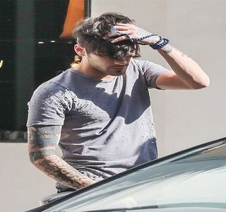 — Cauzată de apelul primit, dat fiind faptul că şi o poză cu Josephine acaparase întregul ecran.; Abia după toate acestea realizează că soneria continua să răsune în interiorul maşinii, fapt pentru care braţul şi-l întinde după telefon, îl preia, dar apasă pe butonul lateral pentru a opri sunetul,
