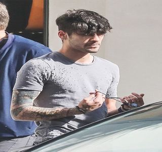 — Chiar dacă apelul se afla în curs pentru alte secunde numărabile. Pe lângă orice alt lucru; posibil, întreţinerea unei conversaţii alături de Josephine nu i se părea cea mai bună alegere în acele clipe, nu numai din cauza nervilor pe care aceasta i-i transmisese nu cu mult timp înainte,
