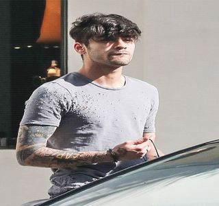 — Ci şi din cauza prezenţei lui Gigi. Secundele se scurg apoi într-o linişte asurzitoare, iar pe; când el continuă prin aceleaşi manevre ale şofatului, Gigi alege să-i evite privirea de fiecare dată. Acest fapt duce la întoarcerea capului în direcţia ei timp de câteva ori până ce,
