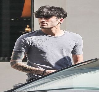 — Într-un final, drept o iniţiere vocea şi-o drege, din nou. “Şi,” începe astfel, dregându-şi-o; din nou, perioadă în care se ocupă de semnalizarea maşinii, astfel încât să poată schimba banda de mers, destinaţia finală fiind tot mai aproape. “Mergi la facultate sau..?”
