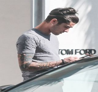 — Rosteşte prima întrebare ce-i străbate mintea, din pură curiozitate, pentru a putea produce; o conversaţie alături de aceasta.
