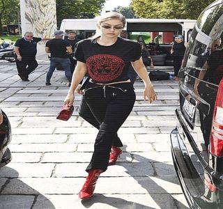 — Deși brunetul alesese să nu preia apelul anterior, liniștea stabilită; între cei doi în urma acestuia continua să persiste chiar și după momentul în care sunetul este întrerupt. Neștiind ce subiect ar fi putut aborda și nedorind ca ea să fie cea care inițiază o altă
