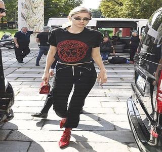 — conversație, consideră că ar fi mai bine să se mențină tăcută, găsind; mai “interesantă” priveliștea monotonă de afară. În cele din urmă, cel care sparge tăcerea este chiar Zayn, o întrebare tipică, însă importantă ajungând la urechiile sale, rostită chiar de buzele lui.
