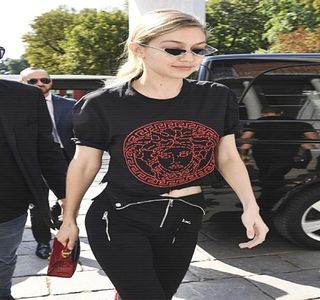 — Așadar, nu pierde prea mult timp zăbovind asupra răspunsului,; aducându-i imediat la cunoștință specializările pe care ea abia începuse să le studieze, dat fiind că era anul I. “Psihologie în franceză.. dar nu îți imagina că știu foarte multe, sunt primul an.”
