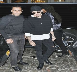 — Câteva clipe mai târziu, blonda îi oferă și un răspuns chiar folositor și surprinzător, căci; reacția i se poate citi de îndată pe chip. Însă cum niciuna de tip verbal nu răsare, rămâne astfel tăcut preț de alte câteva momente, până ce conversația dintre amândoi evoluează, fiindu-i adresată o 
