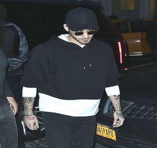 — întrebare. “Cu ce pot, să fiu sincer.” Îi comunică de îndată, moment în care își concentrează; privirea asupra ariei frontale, fiind cu ochii în patru după un posibil loc de parcare, odată cu încetinirea vehiculului. “Am lucrat ca barman până să plec, dar mi-am dat oricum demisia. Deci momentan
