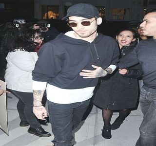 — nu fac nimic.” Cu lejeritate o informează pe aceasta în legătură cu starea sa curentă, căci; într-adevăr alesese să demisioneze din mai multe motive destul de întemeiate înainte de a se întoarce în orașul natal pentru sărbători și pentru o perioadă nedeterminată de timp. Ceea ce ajunge să-i
