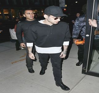 — necesare alte manevre. Astfel, înainte de a opri motorul, ideea ce îi străbate mintea duce; la întoarcerea capului în direcția blondei, întâlnindu-i automat privirea. “Brooklyn,” murmură el de îndată, un zâmbet șiret prelingându-i-se pe buze în timp ce cu ajutorul brațului lungit întoarce
