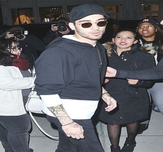 — micuță Joe Goldberg? De fapt, dacă e așa, spune-mi. Chiar țin la intimitatea mea și; dubioșeniile nu prea mă încântă în general.” Având în vedere că tachinarea acesteia începuse din nou, pentru a nu fi identificate drept glume cuvintele sale, își întoarce privirea, ocupându-se de
