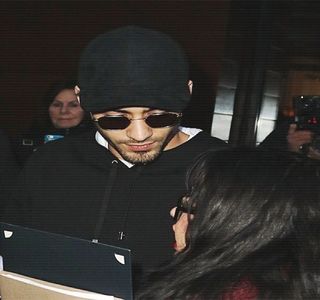 — sustragerea cheii din contact și preluarea pachetului de țigări dintre scaune, chiar dacă; pe alocuri aruncă mici priviri spre ea, încercând să nu zâmbească sau să râdă.
