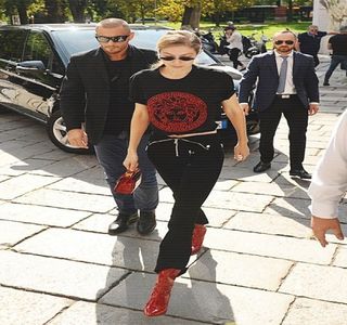 — Ascultă cu atenție mărturisirile pe care acesta i le face cu privire la; viața sa în Brooklyn, rezumându-se doar la câteva încuviințări ale capului. Ceea ce o surprinde ușor este curiozitatea acestuia ce apare ulterior, lucru ce o pune ușor pe gânduri, determinând totodată
