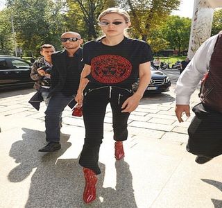 — opțiuni nu i se părea una favorabilă, motiv pentru care, deși o scurtă; bâlbâială inițială atrage cumva atenția asupra sa, se scoate din situație destul de rapid prin invenția următoare: “E un oraș mic, oamenii vorbesc.” Ca urmare, buzele îi ajung presate una peste
