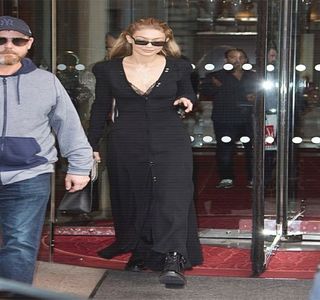 — cealaltă, pe parcursul contactului vizual, buzele preluându-i forma; unui zâmbet specific. Întrucât motorul  mașinii era deja oprit de câteva secunde bune, privirea îi revine în direcția parbrizului, iar una dintre palme pe descuietoarea ușii, constatând astfel
