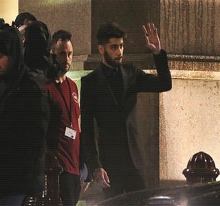 — Alege să aprobe printr-o încuviințare răspunsul oferit de către aceasta, unul total opus; așteptărilor sale, până ce, ca din senin, ajunge a fi luat prin surprindere, din nou, pentru a suta oară, de constatarea pe care ea o produce în final. Pe moment, din dorința de a vorbi, buzele i se
