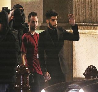 — între-deschid, însă niciun fel de idee nu îi scapă căci blonda deja părăsește interiorul mașinii,; fiind de altfel și el nevoit să producă această acțiune ulterior. După închiderea portierei și asigurarea faptului că și ea procedase întocmai, oferă siguranță automobilului prin butonul aflat pe chei
