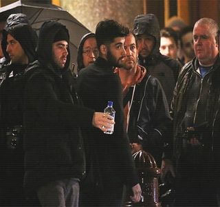 — cheie care în final ajunge introdusă în buzunarul gecii, la fel întâmplându-se și cu pachetul; de țigări. “Ce bucurie că fraierul e de fapt din Bradford.” Rostește în cele din urmă, imediat ce privirea lui o întâlnește pe cea a acesteia peste acoperișul mașinii, curbându-și de altfel și buzele.
