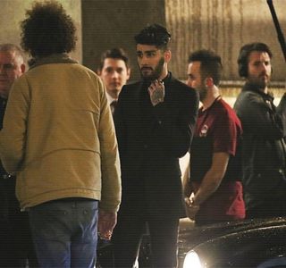 — tocmai ce mă gândeam că aș putea vedea ieșirea asta ca pe o întâlnire. Dar, ei bine..; fetele, nu? Mereu strică ele totul.” Deși strâmbă din nas, capul și-l apleacă ușor pentru a-i zări trăsăturile faciale, urmând să-și alungească buzele sub forma unui zâmbet mândru. Sfârșește prin a-și
