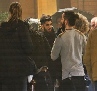 — peste umăr, rostind: “Vii sau ce faci, Jelena?”