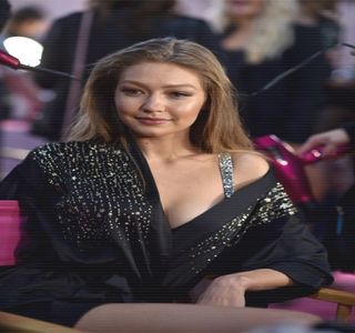 ━ Sa. Preţ de o fracţiune de secundă inima şi-o simte în gât, de vreme ce acel cuvânt,; „întâlnire” îi inundă auzul, oprindu-se în loc fără să-şi dea seama. Abia atunci când Zayn i se adresează din nou, aflându-se la aproximativ un metru în faţa ei, se trezeşte la realitate,
