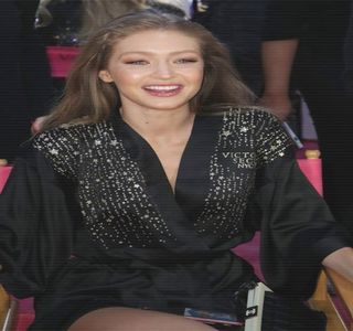 ━  În aceeaşi manieră îşi întoarce privirea, iar imediat ce chipul său îi apare în aria vizuală,; adaugă: „Şi nu-mi mai spune Jelena. E Gigi.” Conclude, ulterior concentrându-şi atenţia asupra drumului, privirea plasându-şi-o asupra tarabelor cu mâncare, respectiv produse de Crăciun.
