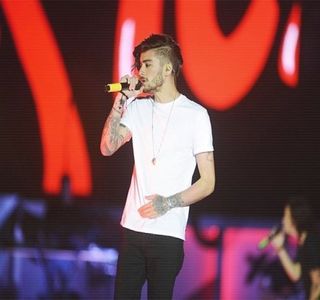 — Amuzat, ca ulterior vocea să-i răsune: “N-ar fi o întâlnire dacă ai de gând să mă laşi în; continuare 3 metri în spate de acum înainte.” printr-o tonalitate groasă şi totuşi crescută, dorind a fi perceput de către aceasta, chiar dacă astfel ar fi captat atenţia celorlalţi trecători.
