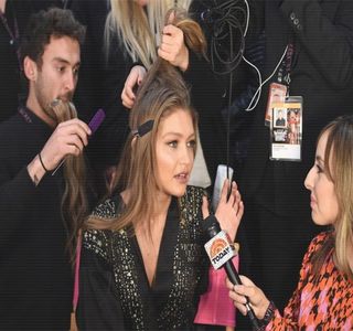 ━ Paşi în direcţia celor doi, având ca mai apoi să li se adreseze. Scurt şi la obiect, le explică; acestora situaţia, cerându-le ulterior permisiunea de a revendica patinele folosite de ei, informându-i, de altfel, că aveau să le returneze la final în locul lor. Preţ de câteva secunde în
