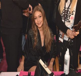 ━ Care aşteaptă astfel o decizie din partea lor, cei doi parcă comunicând din priviri, vestea; primită este din fericire una bună, căci cuplul respectiv hotărăsc să le cedeze patinele închiriate de către aceştia. Vizibil încântată, le mulţumeşte celor doi, preluând astfel bonurile
