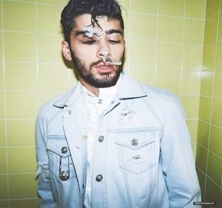 — Câteva minute mai târziu, Gigi revine în aceeaşi zonă, fapt pentru care de îndată o şi priveşte.; Informaţia oferită de către aceasta îi produce de îndată coborârea privirii observând perechea de patine ce îi este înmânată. Le preia fără a comenta, dar deşi sprâncenele şi le înalţă,
