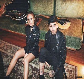 — Urmând să înceapă procesul de încălţare al acelor patine. Pentru moment, ajunge să se; chinuie uşor cu încălţarea acestora, dar eventual totul se dovedeşte a fi potrivit mărimii sale. Tocmai din acest motiv, când spatele şi-l îndreaptă, îşi transformă palmele în pumni, împingându-se
