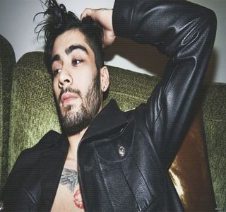 — Prin intermediul acestora în bancă, ulterior ridicându-se de pe aceasta. Atenţia coboară; apoi asupra blondei, susţinându-şi greutatea pe respectivele patine. “Pe mine mă cam strâng, dar cred că e în regulă oricum. Tu?” Ochii lui traversează de peste chipul acesteia,
