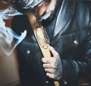 — “Norocos? N-aș prea spune.” Rostește de îndată, perioadă în care deși privirile li se; întâlnesc, unul dintre brațe și-l îndreaptă spre aceasta, întinzându-și totodată și palma pentru a-i oferi ajutorul necesar de a se ridica de pe respectiva bancă. “Vreau doar să văd dacă poți ține
