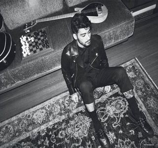 — pasul cu mine și atunci mai vorbim noi.” Când palma lui o prinde pe a ei și o ajută totodată; să se ridice, dinadins o trage înspre el doar pentru a-i oferi un mic dezechilibru, intenția fiindu-i, din nou, tachinarea acesteia. Totuși, palmele lui ajung automat asupra taliei ei, acordându-i
