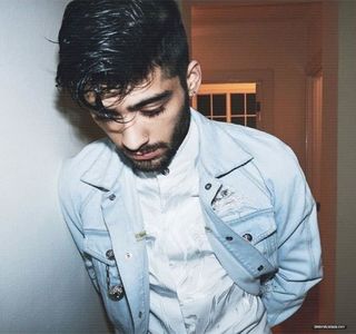 — plusându-le prin aceeași manieră plină de ironie, dar desigur, și tachinare. În schimbul; altor vorbe, palmele și le retrage de pe talia ei pentru a-i întoarce cât de curând spatele, îndreptându-se spre portița ce le acorda posibilitatea de a pătrunde pe terenul acoperit de gheață al
