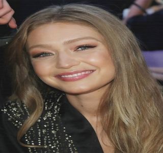 — Eliberând, aşadar, un mic sunet asemenea unui pufnet. “Eşti groaznic.”; E ceea ce mormăie de-ndată ce formează din nou distanţă între corpurile lor, tonalitatea pe care o adoptă înclinând mai mult spre amuzament decât dispreţ. Astfel, în cele ce urmează,
