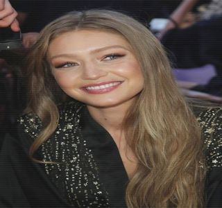 — Păşeşte în spatele lui, pătrunzând imediat pe suprafaţa gheţii; Spre deosebire de; el, ea se sprijină de marginea opusă celei pe care acesta o alesese, cel puţin până ce reuşeşte să se stabilizeze pe patine. La scurt timp după ce duce la capăt lucrul respectiv,
