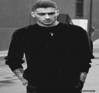 — Nedorită, ceea ce îl face să întâmpine un cuplu ce patinau împreună, întoarcerea respectivă; tăindu-i calea domnişoarei. “Scuză-mă,” murmură de îndată printr-un zâmbet forţat, ca ulterior să alunece cu spatele, depărtându-se de cei doi. Astfel, în aceeaşi perioadă de timp, vocea
