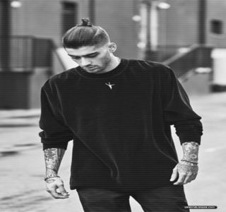 — Momentul ăsta, Hadid!” Accentuează enunţul prin urcarea tonalităţii, fără a ţine cont de; faptul că şi celelalte persoane îl puteau auzi. Aşadar, după o altă întoarcere executată chiar bine, corpul şi-l apleacă puţin doar cât să poată prelua un avânt imediat ce şi-l împinge în faţă prin
