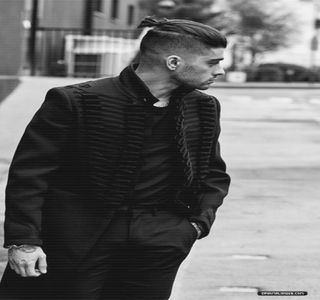 — Utilizarea patinelor, alunecând pe gheaţă în direcţia lui Gigi, printr-o viteză impusă.; Ocoleşte câteva obstacole ce-i stăteau în cal, acestea reprezentând de fapt alte persoane, căci individa recursese şi ea la depărtarea faţă de el, până ce picioarele ajung să-i ofere posibilitatea de 
